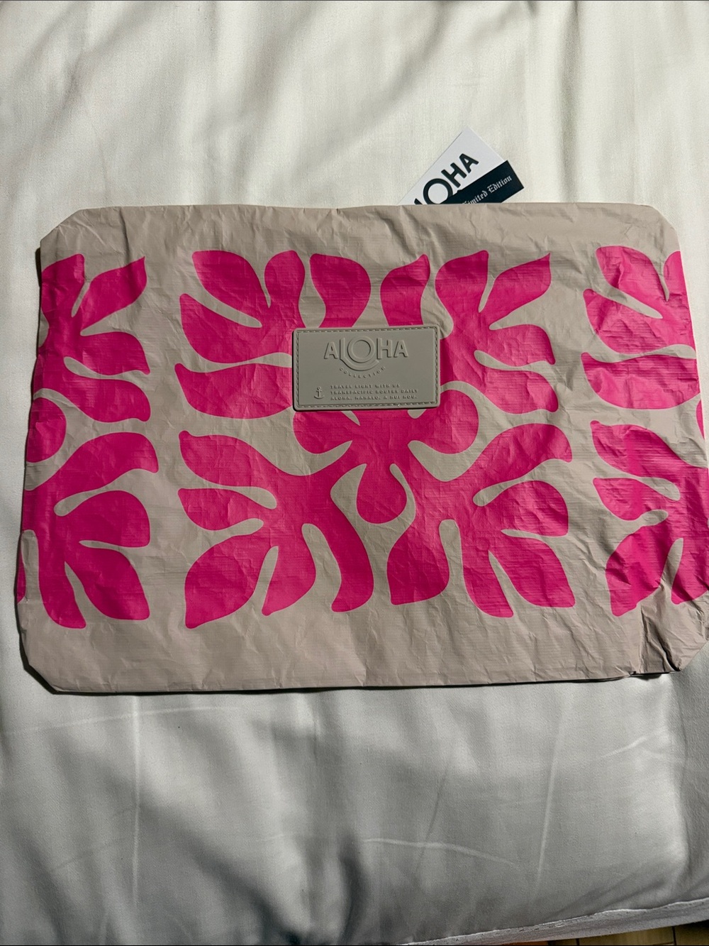 NWT ALOHA COLLECTION MAX POUCH APPLIQUÉ NEON PINK AND SANDSTONE